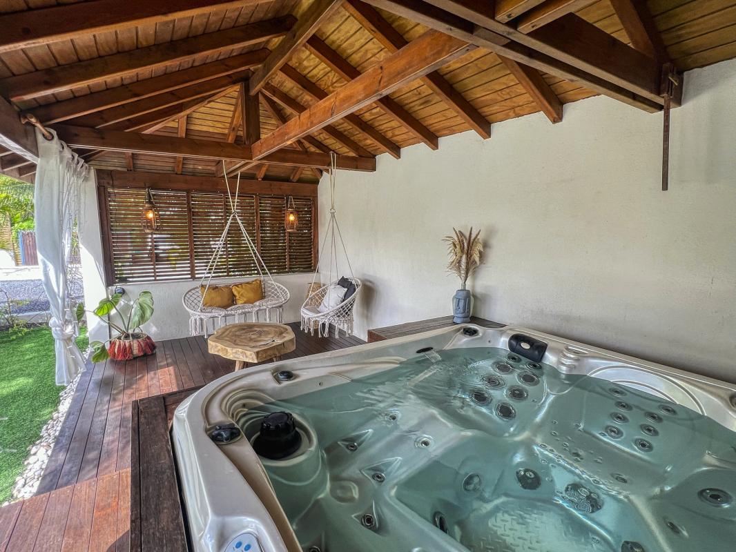 10.Location villa piscine spa Sainte Anne Guadeloupe_Carbet et jacuzzi